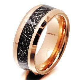 Złota Obrączka z Wolframu z Czarną Aplikacją