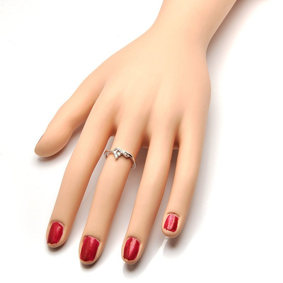 Srebrny Pierścionek Wysadzany Cyrkoniami