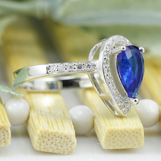 Srebrny Pierścionek z Szafirowym Kamieniem