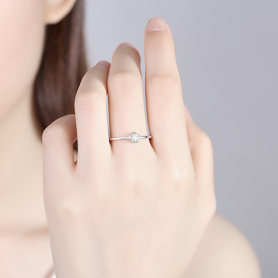 Srebrny Pierścionek Kwiatuszek z Cyrkoniami