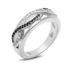 Srebrny Pierścionek Przeplatany Cyrkoniami