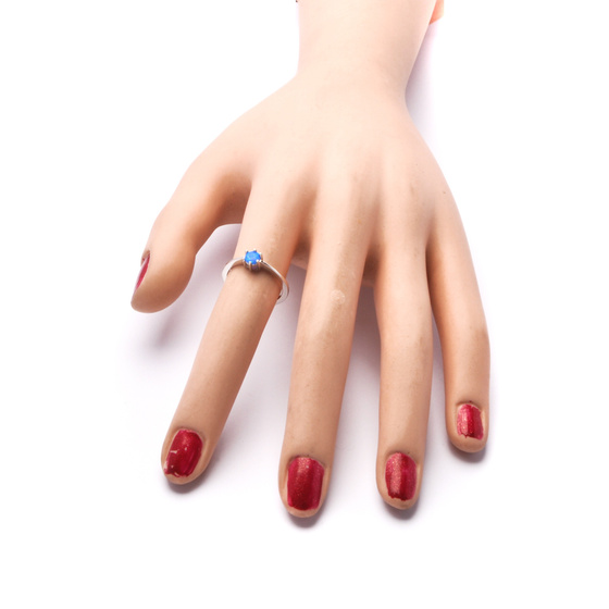 Srebrny Pierścionek z Okragłym Niebieskim Opalem