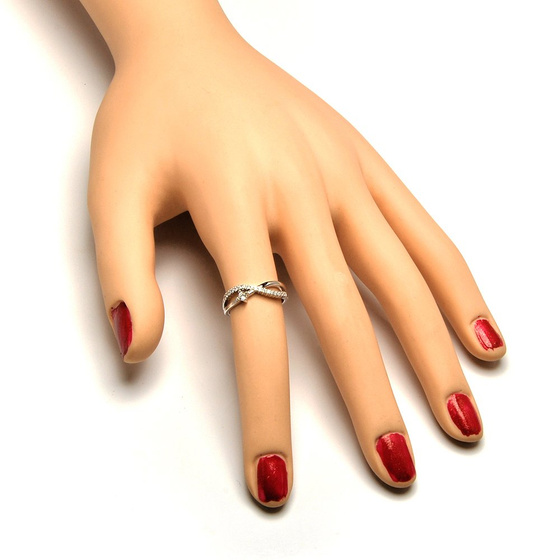 Srebrny Pierścionek Wysadzany Cyrkoniami