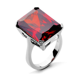 Srebrny Pierścionek z Dużą Czerwoną Cyrkonią