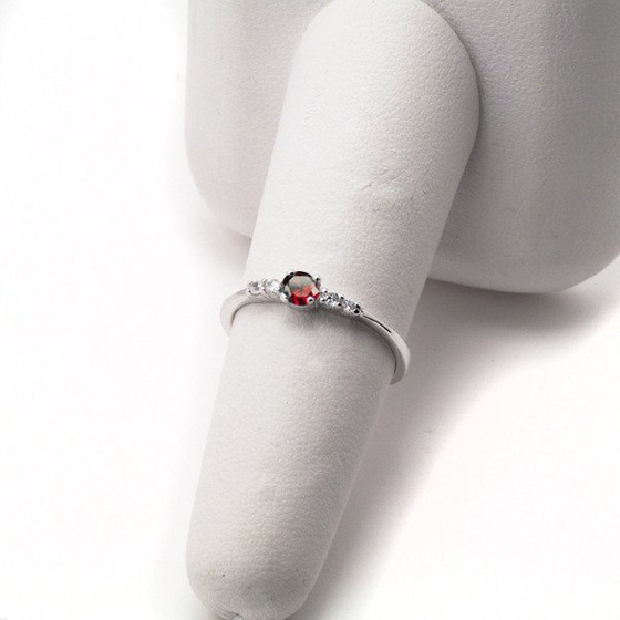 Srebrny Pierścionek z Czerwoną Cyrkonią