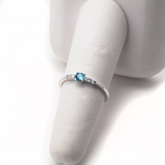 Srebrny Pierścionek z Błękitną Cyrkonią