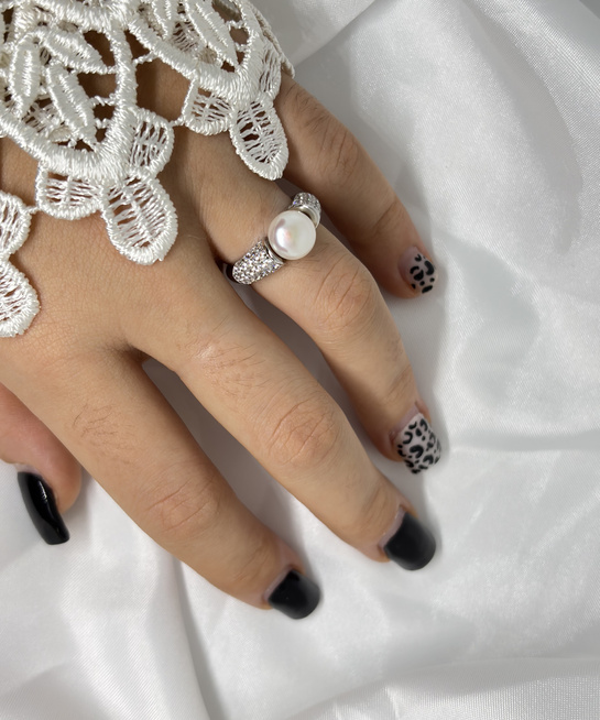 Pierścionek Srebrny z Białą Perłą i Cyrkoniami