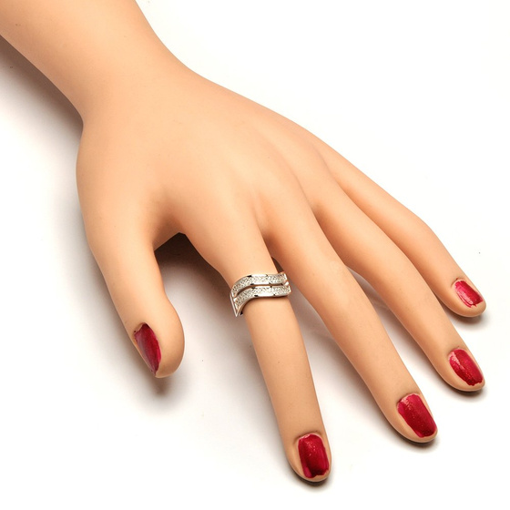 Srebrny Pierścionek Wysadzany Cyrkoniami