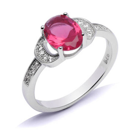 Srebrny Pierścionek z Rubinową Cyrkonią