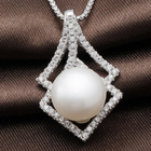 Srebrna Zawieszka z Białą Perłą i Cyrkoniami