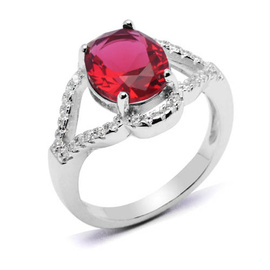 Srebrny Pierścionek z Rubinową Cyrkonią