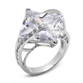 Pierścionek Srebrny z Dużą Bezbarwną Cyrkonią